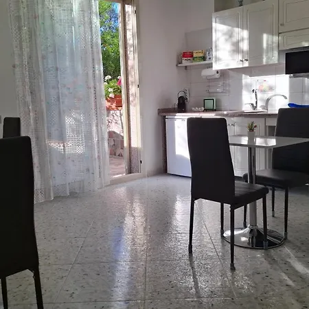 Phiniscollis B&B-3
